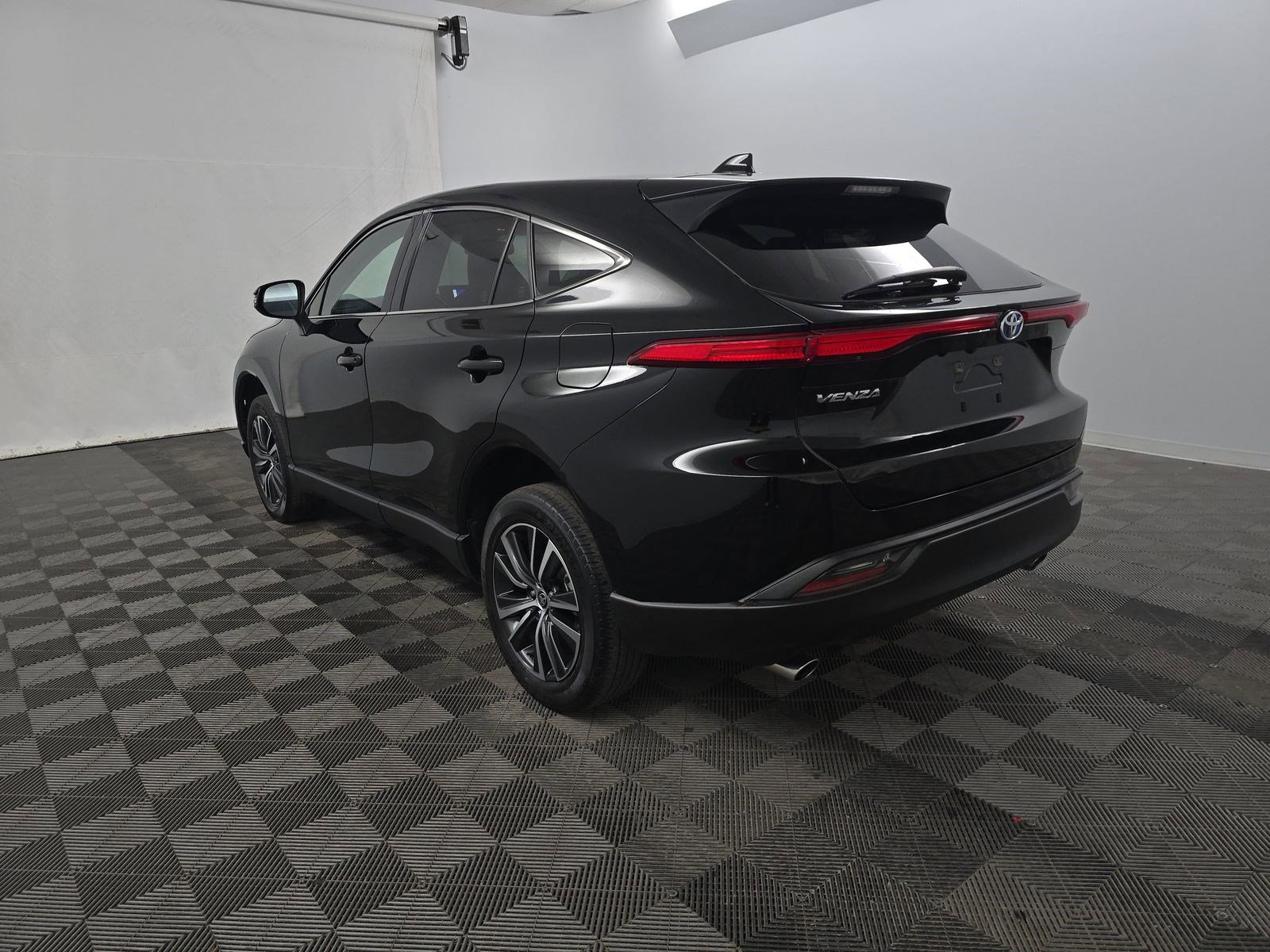 Used 2023 Toyota Venza LE AWD/4WD image 5