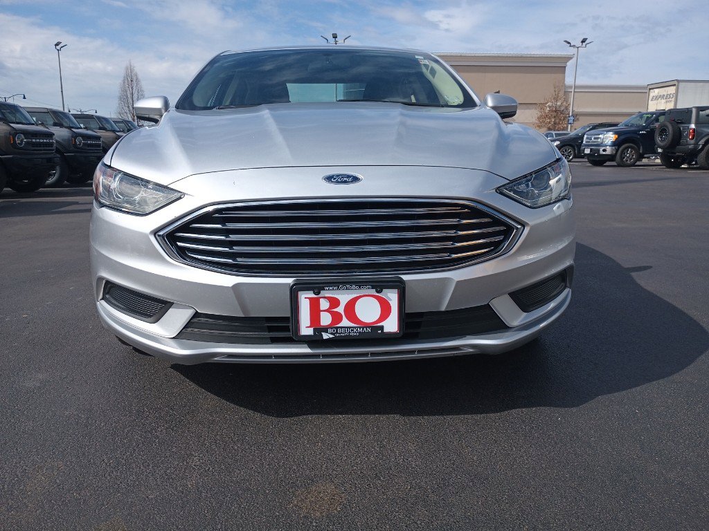 Used 2017 Ford Fusion SE image 2