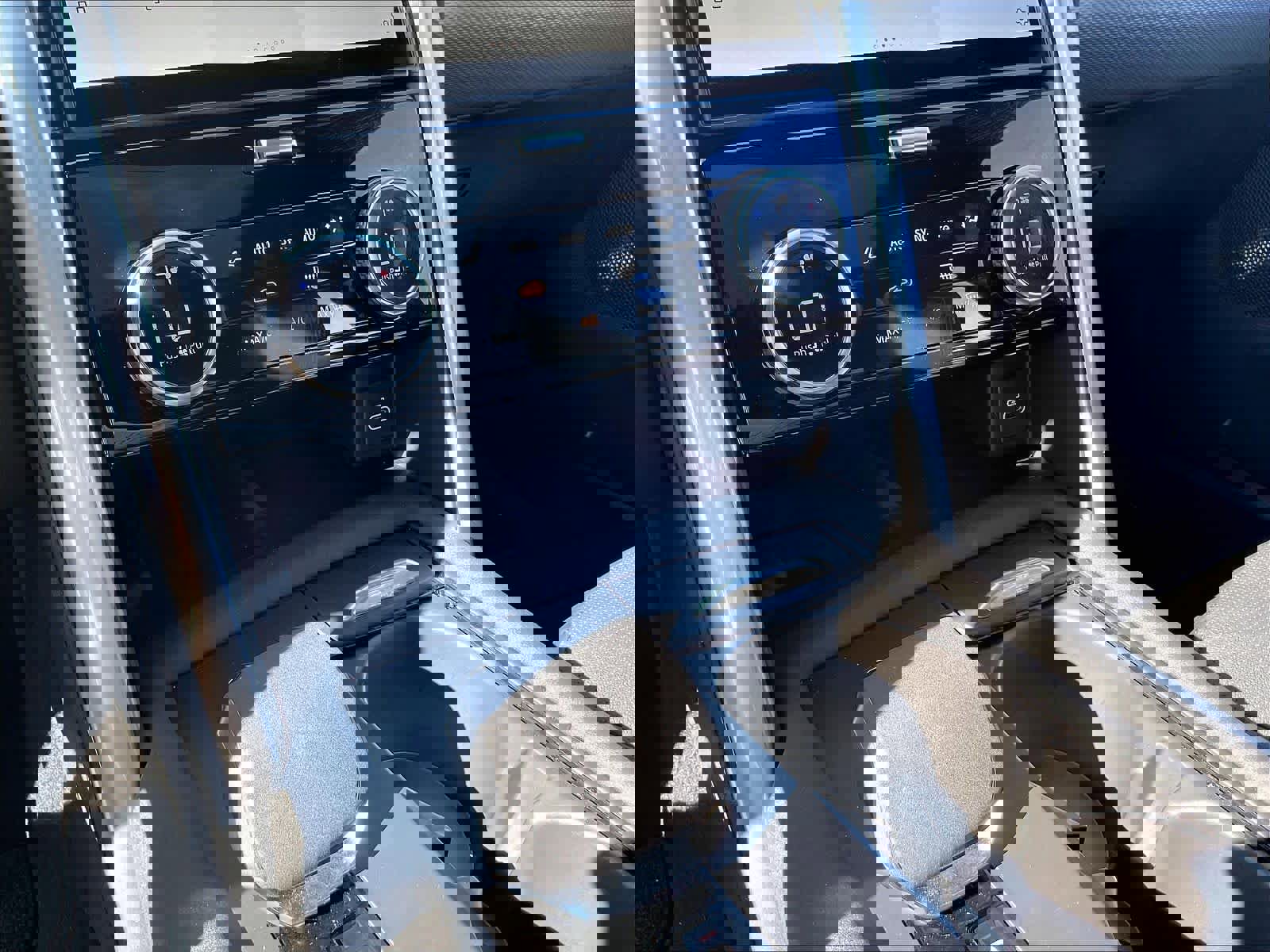 Used 2025 Land Rover Discovery Dynamic SE image 34