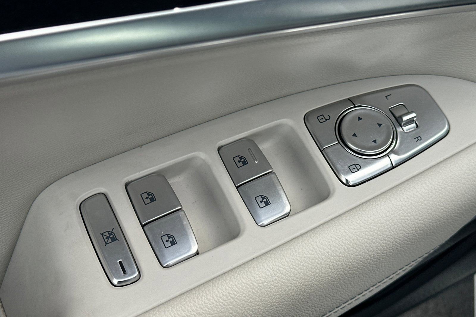 Used 2025 Genesis G70 2.5T image 13