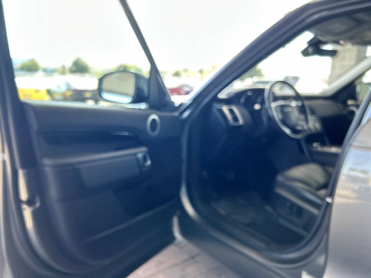 Used 2018 Land Rover Discovery SE AWD/4WD image 32