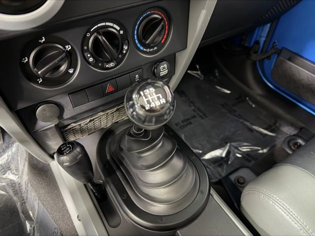 Used 2010 Jeep Wrangler Sahara AWD/4WD image 13