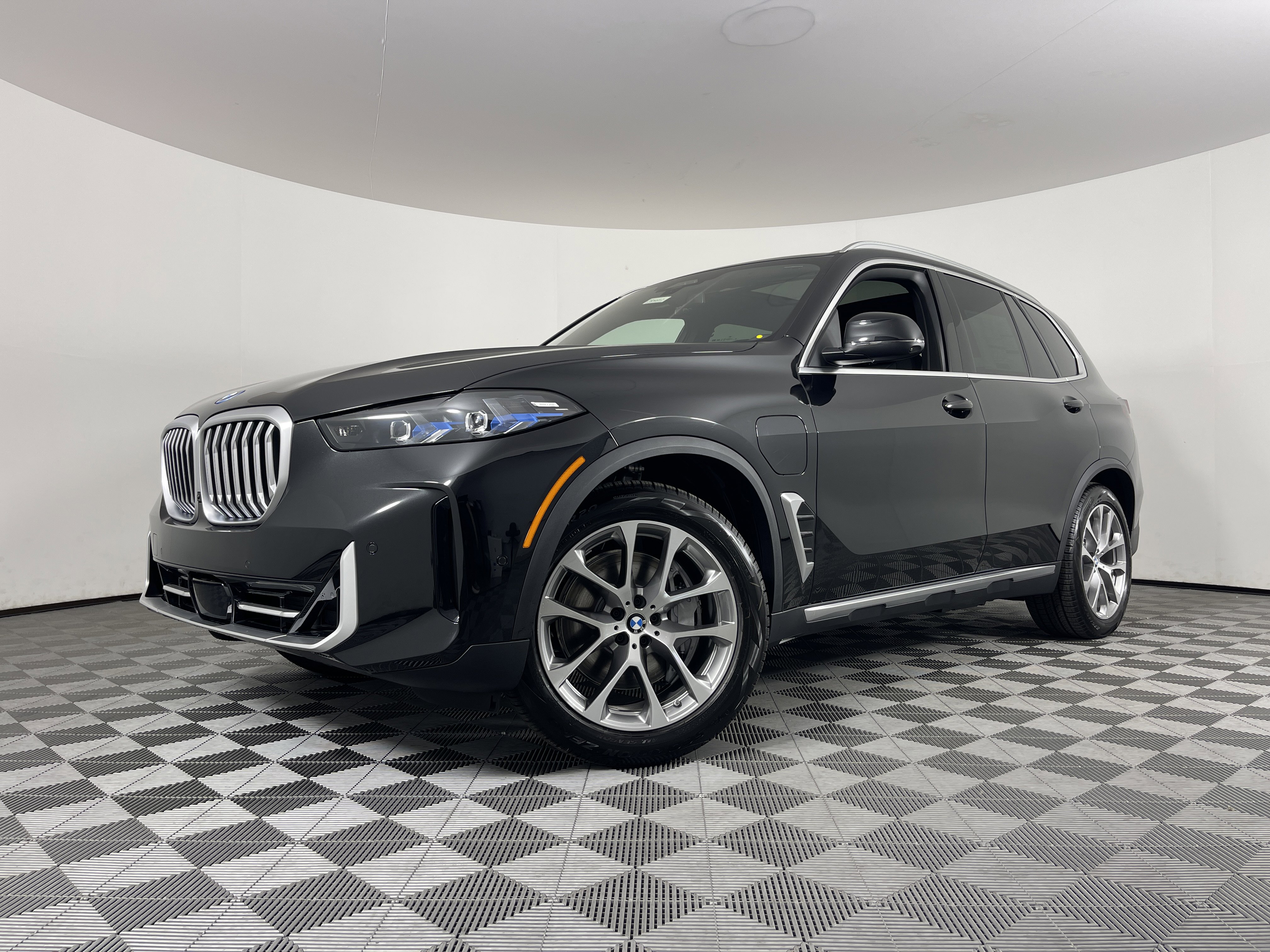 New 2026 BMW X5 xDrive50e image 2