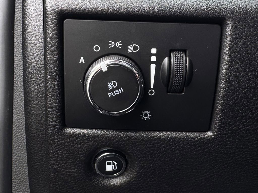 Used 2018 Jeep Grand Cherokee Altitude RWD image 20
