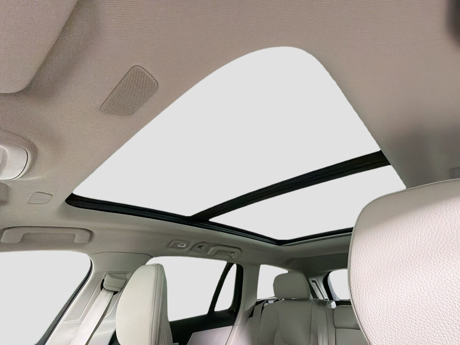 Used 2023 Volvo V60 B5 Cross Country Plus w/ Protection Package Premier image 23