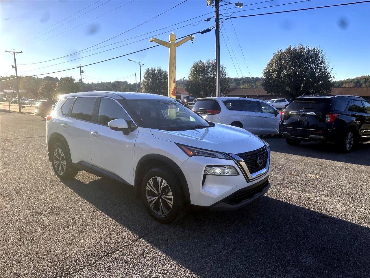 Used 2023 Nissan Rogue SV image 3