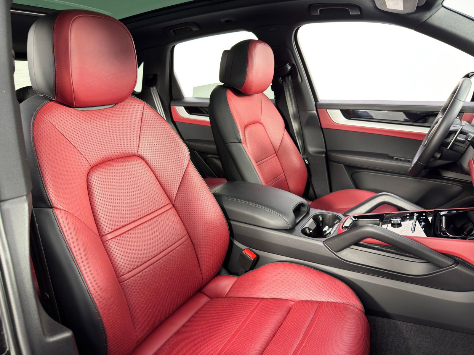 Used 2024 Porsche Cayenne image 40