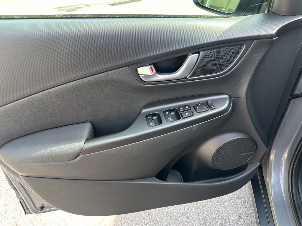 Used 2023 Hyundai Kona Limited FWD image 12