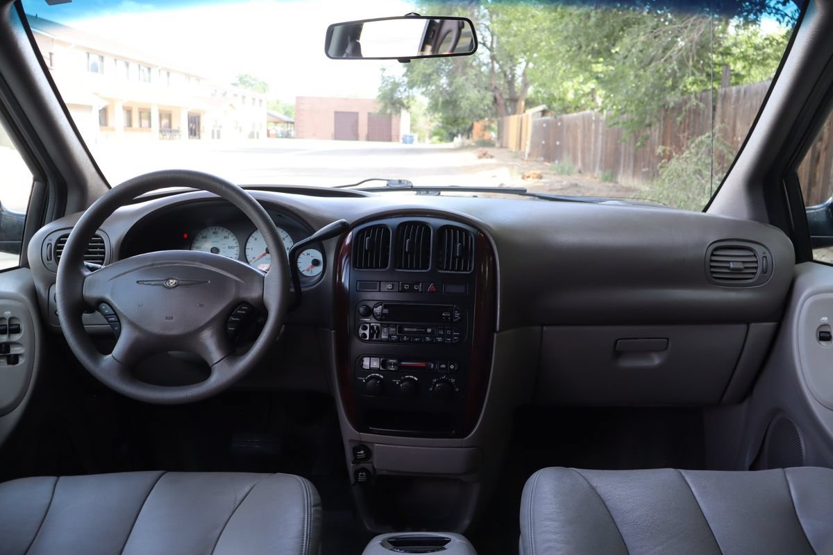 Used 2002 Chrysler Town & Country EX FWD image 16