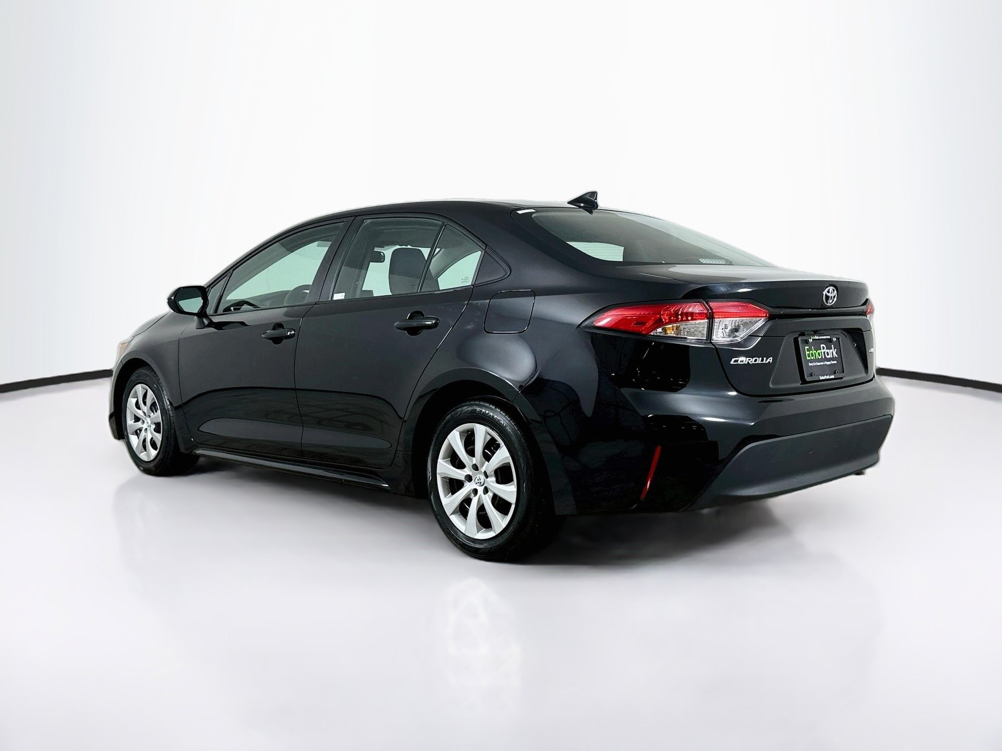 Used 2025 Toyota Corolla LE FWD image 5