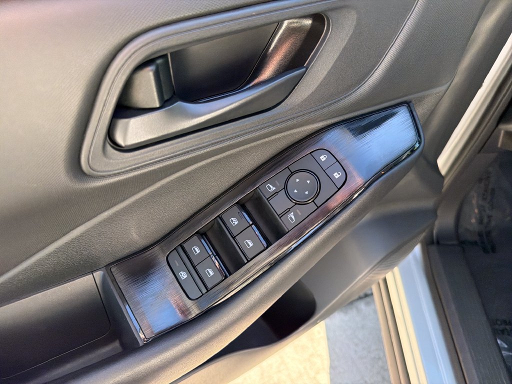 Used 2025 Nissan Rogue S AWD/4WD image 16