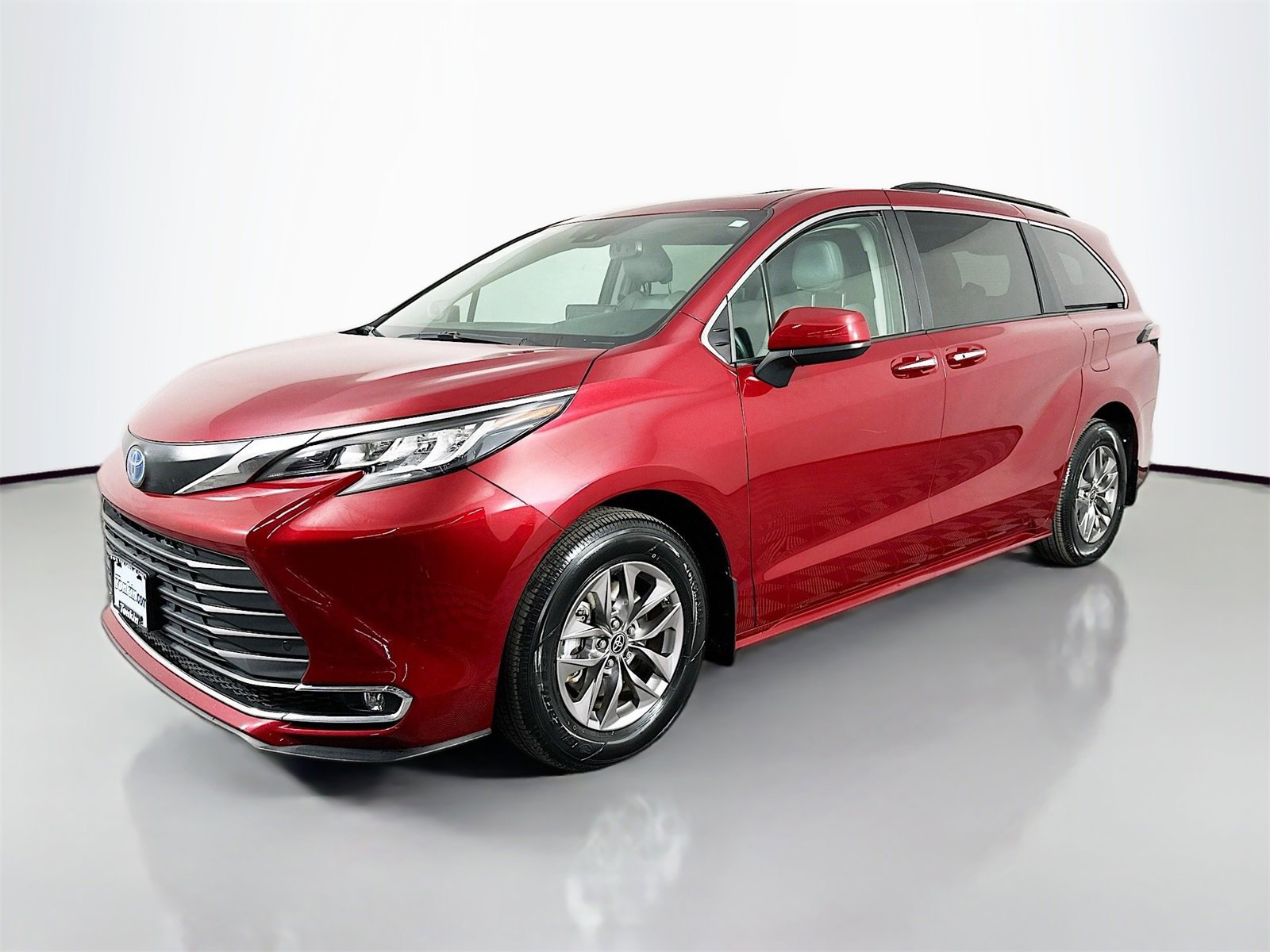 Certified 2023 Toyota Sienna XLE image 3