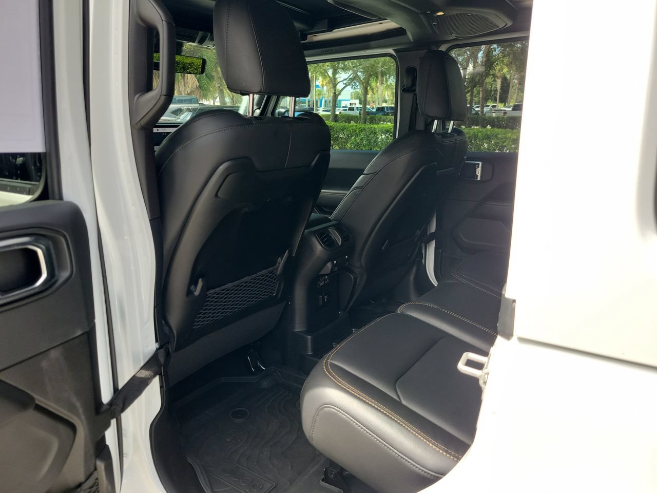 Used 2025 Jeep Wrangler Unlimited Sahara AWD/4WD image 8