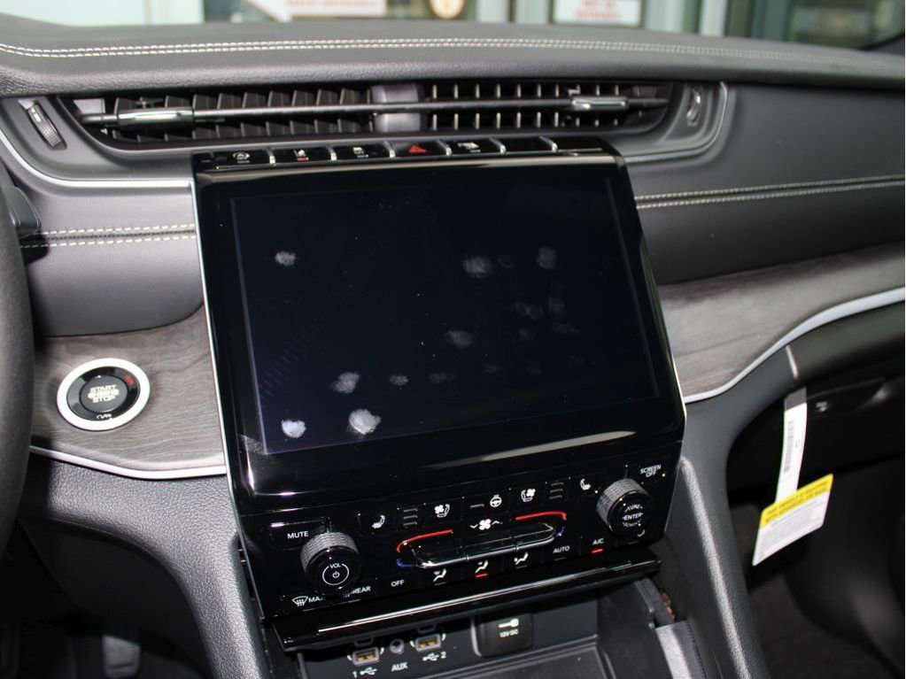 New 2025 Jeep Grand Cherokee Limited w/ Luxury Tech Group II image 16
