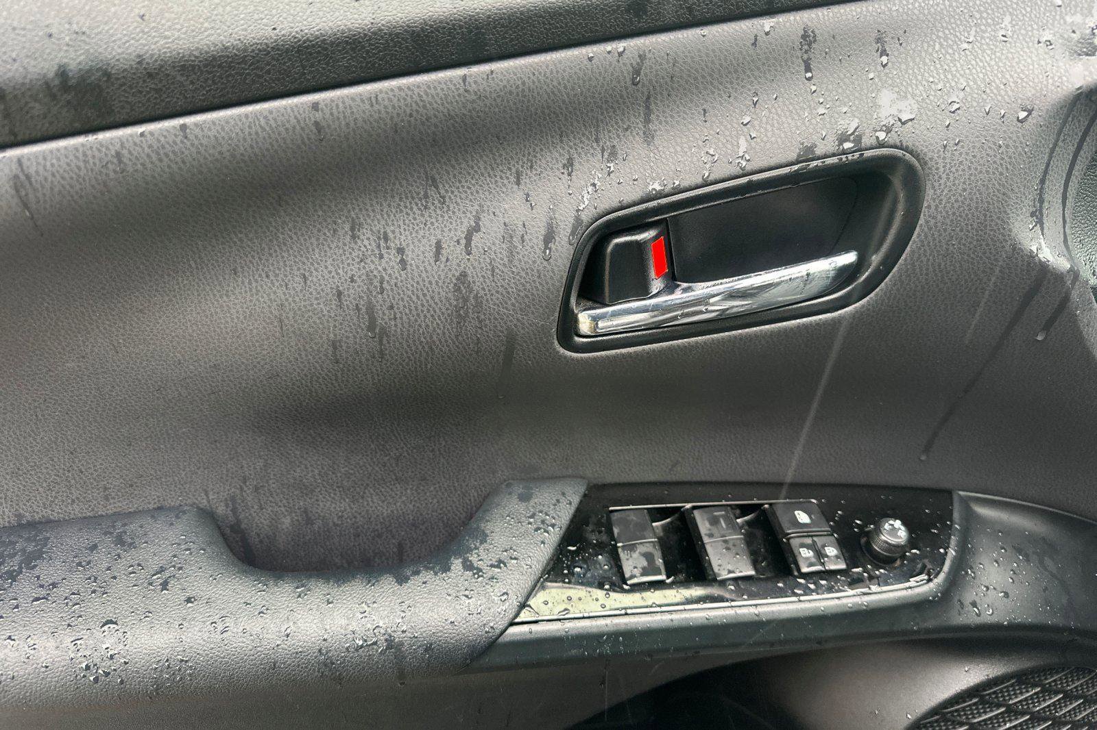 Used 2021 Toyota Prius LE image 11