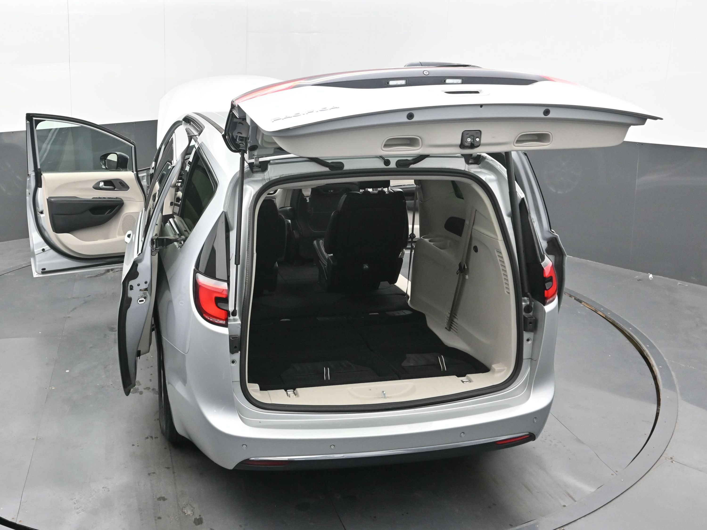 Used 2024 Chrysler Pacifica Touring-L FWD image 41