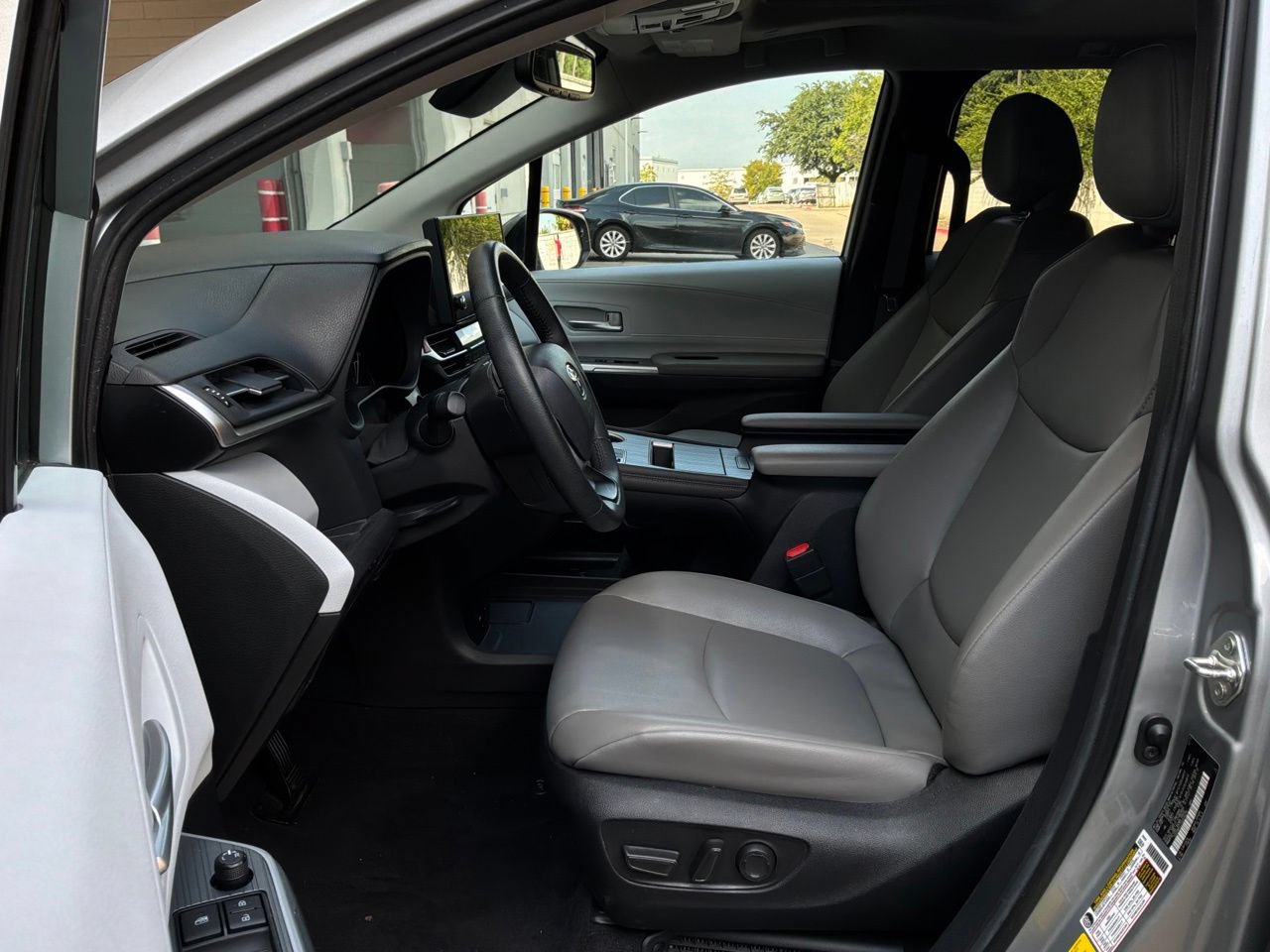 Used 2025 Toyota Sienna XLE FWD image 10