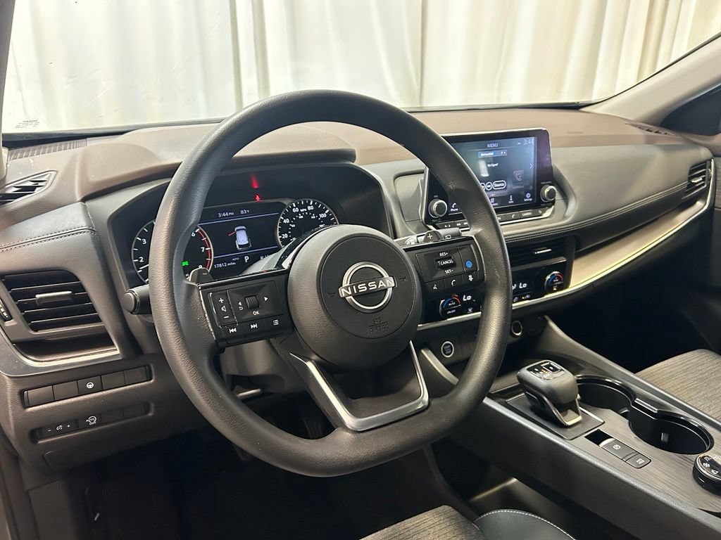 Used 2023 Nissan Rogue SV AWD/4WD image 2