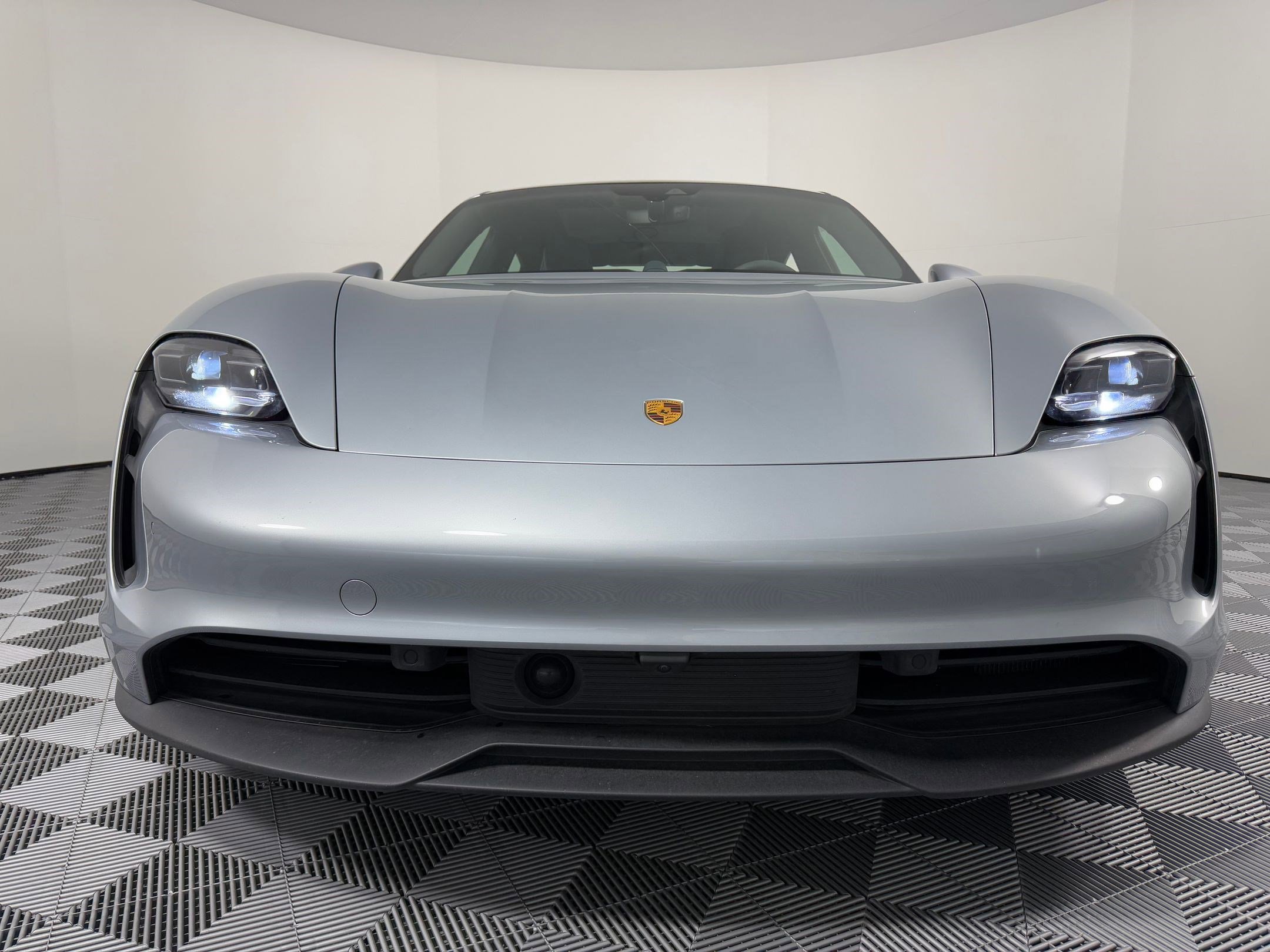 Used 2022 Porsche Taycan image 6