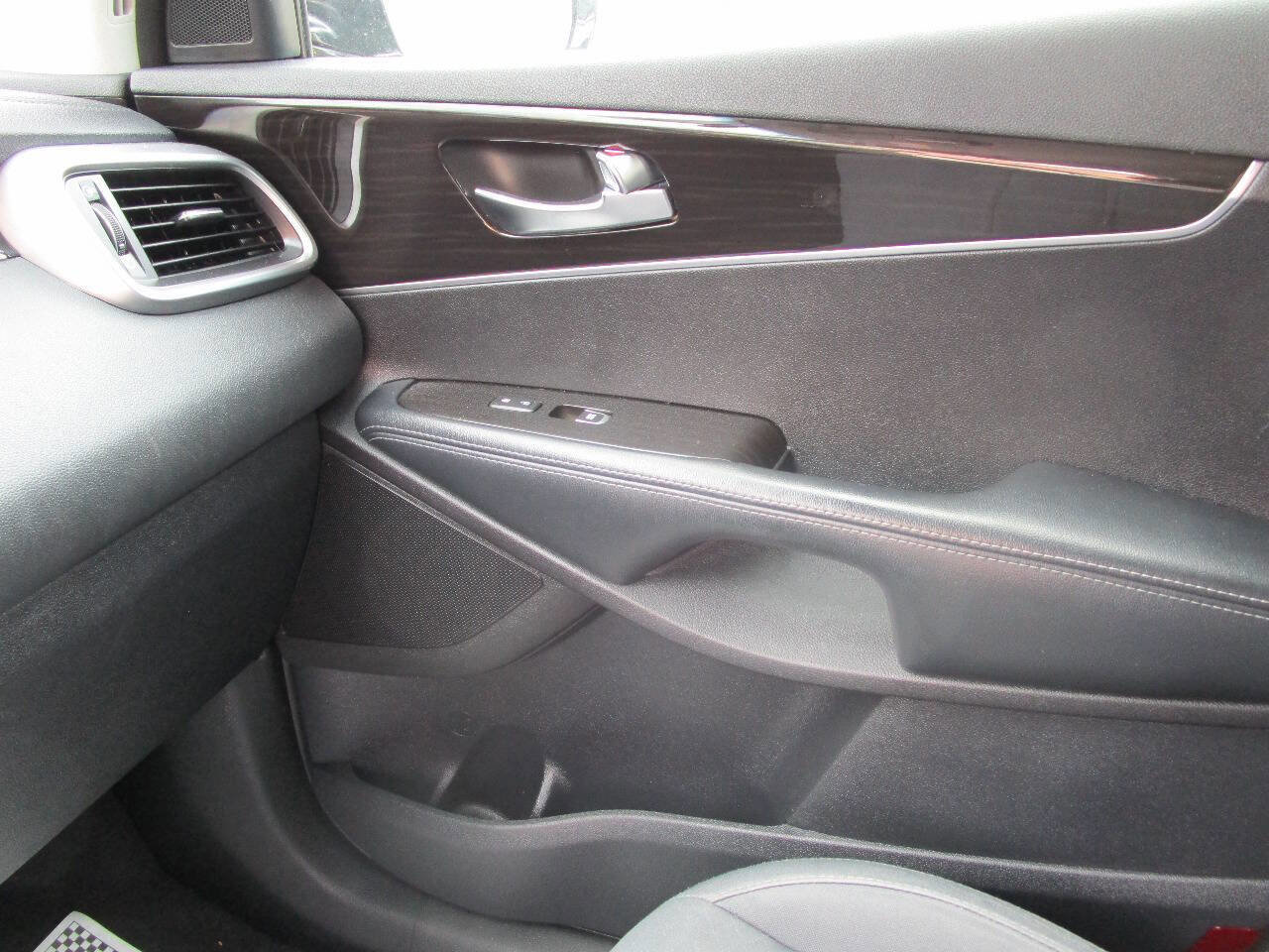 Used 2019 Kia Sorento FWD image 14