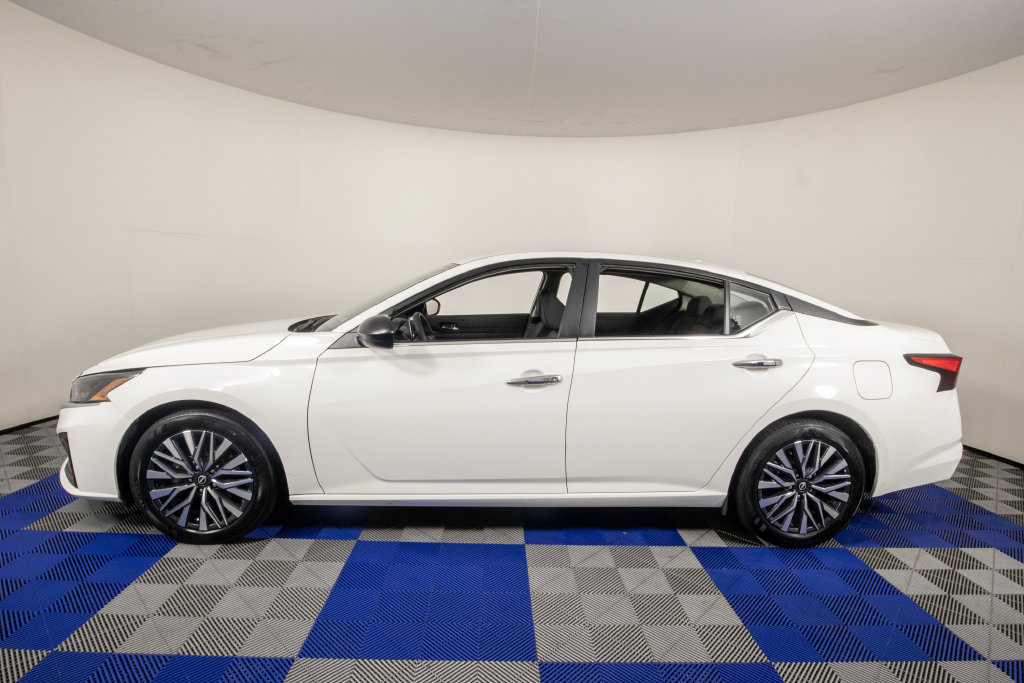 Used 2025 Nissan Altima 2.5 SV FWD image 9