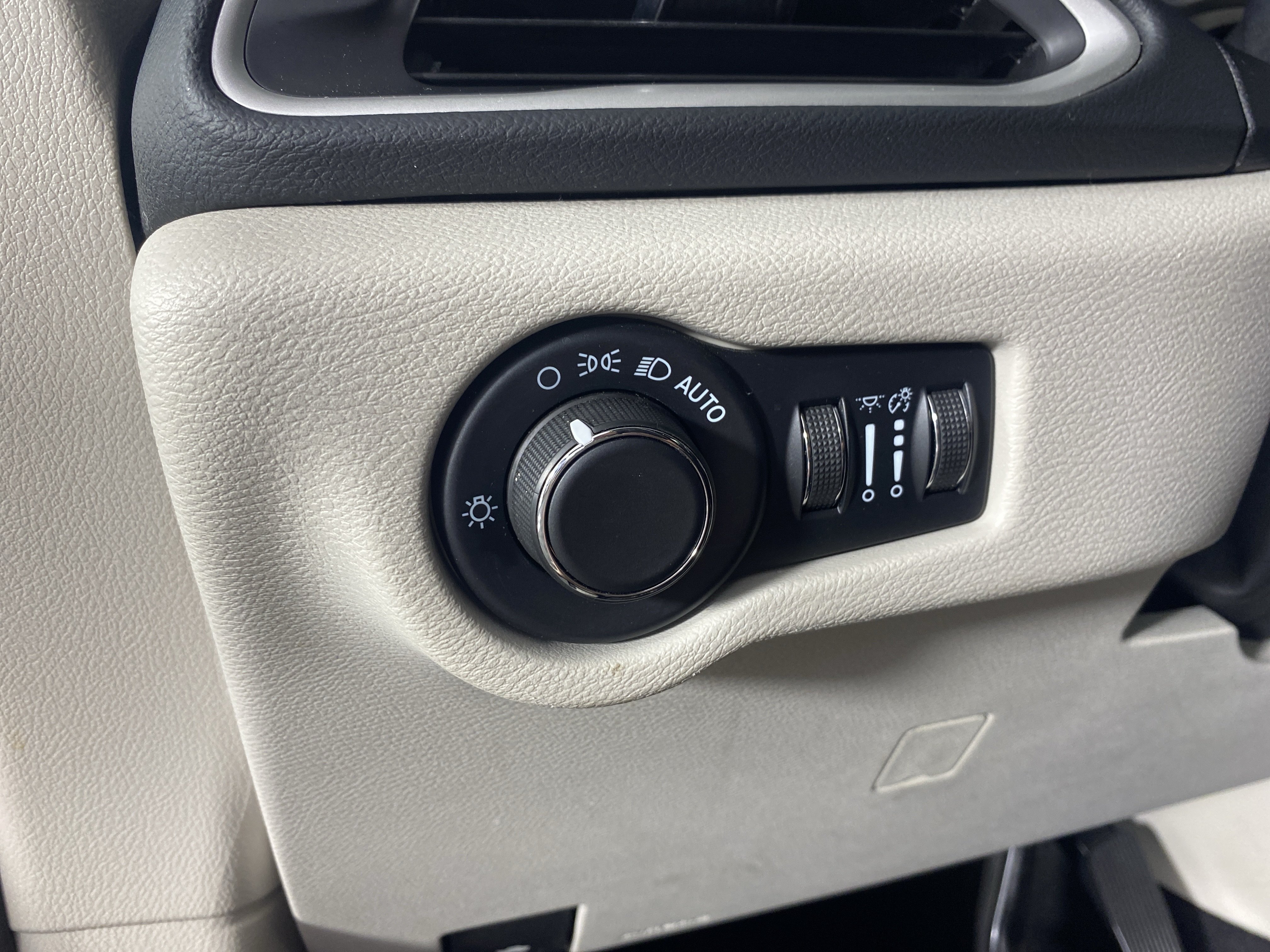 Used 2023 Chrysler Voyager LX FWD image 22