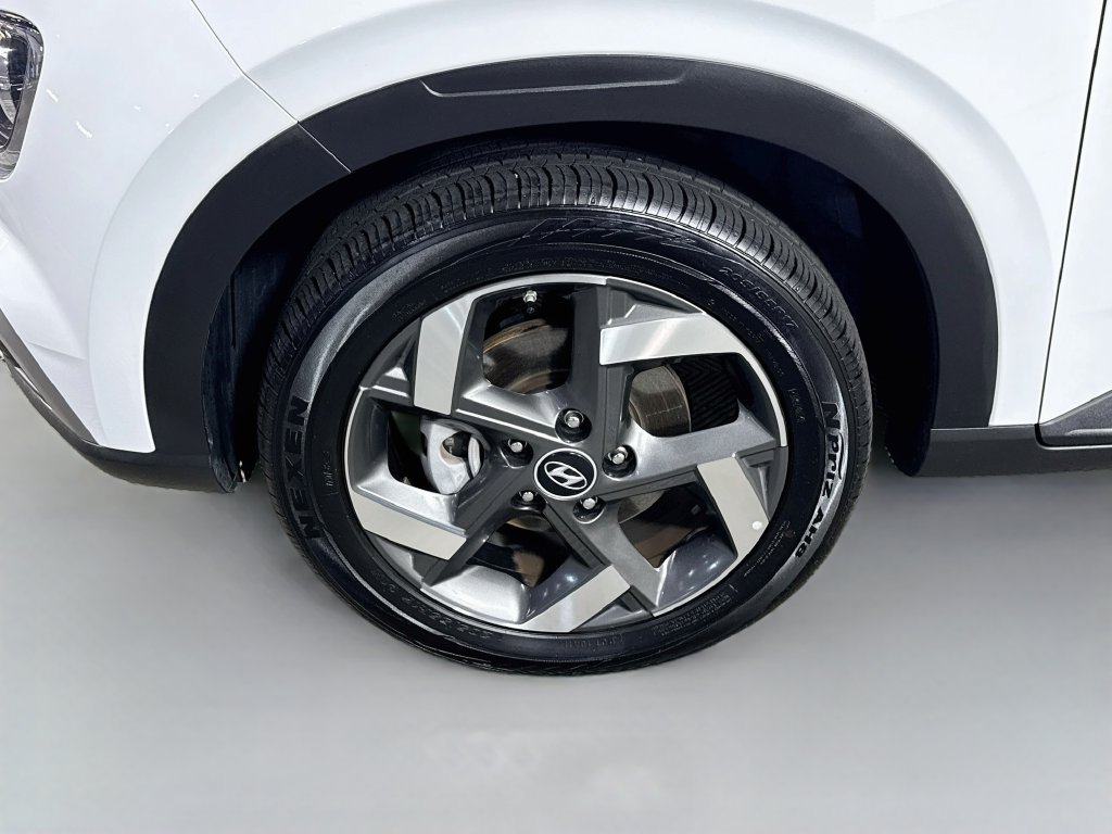 Used 2025 Hyundai Venue SEL FWD image 4