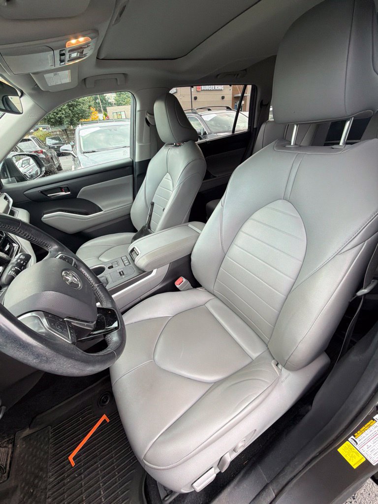 Used 2021 Toyota Highlander XLE AWD/4WD image 13