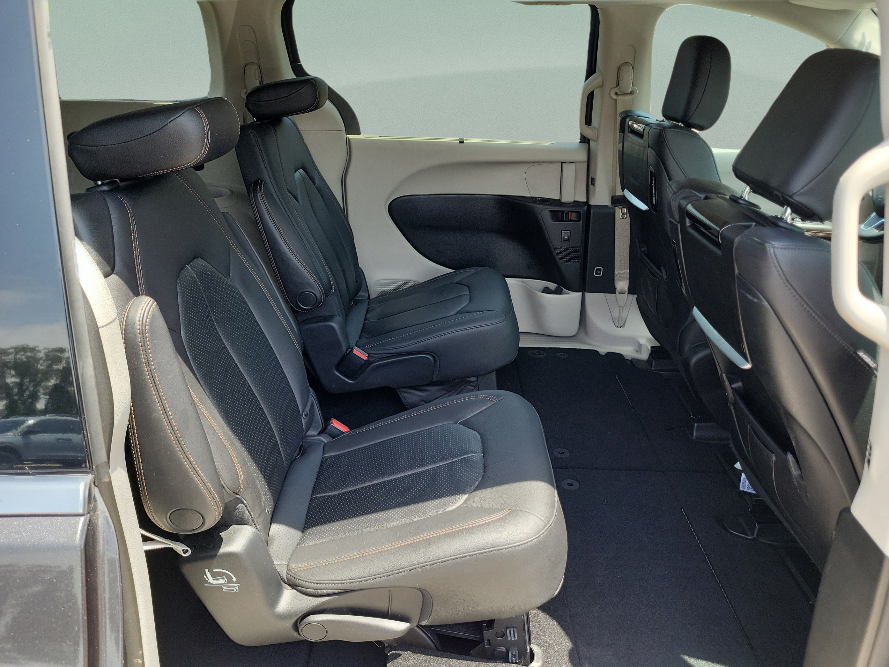 Used 2019 Chrysler Pacifica Touring-L Plus FWD image 10