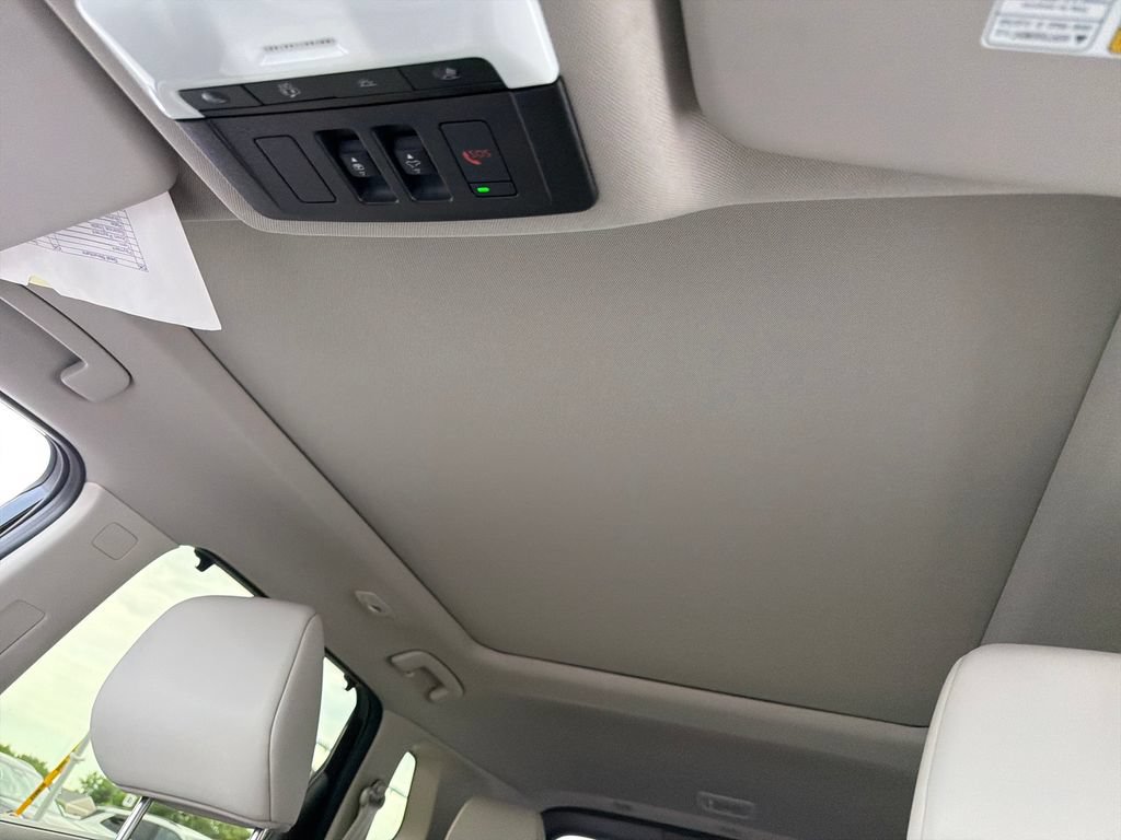 Used 2025 Nissan Rogue SV w/ SV Premium Package FWD image 24