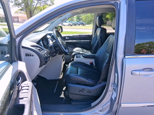 Used 2014 Chrysler Town & Country Touring FWD image 11