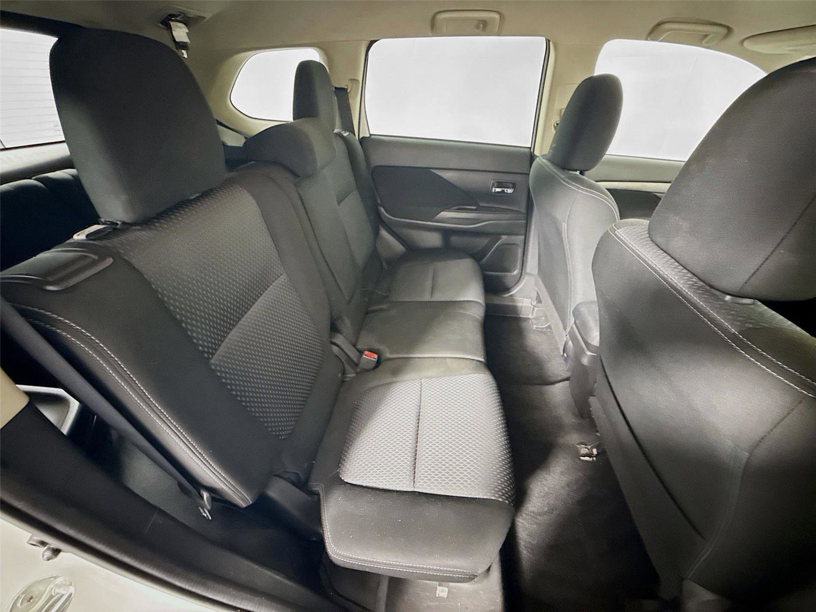 Used 2018 Mitsubishi Outlander SE image 15