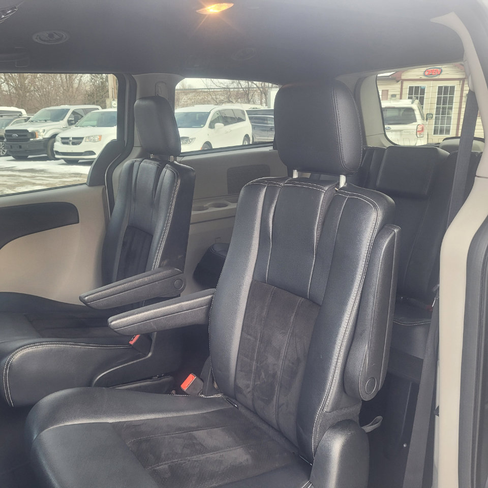 Used 2017 Dodge Grand Caravan SXT image 28