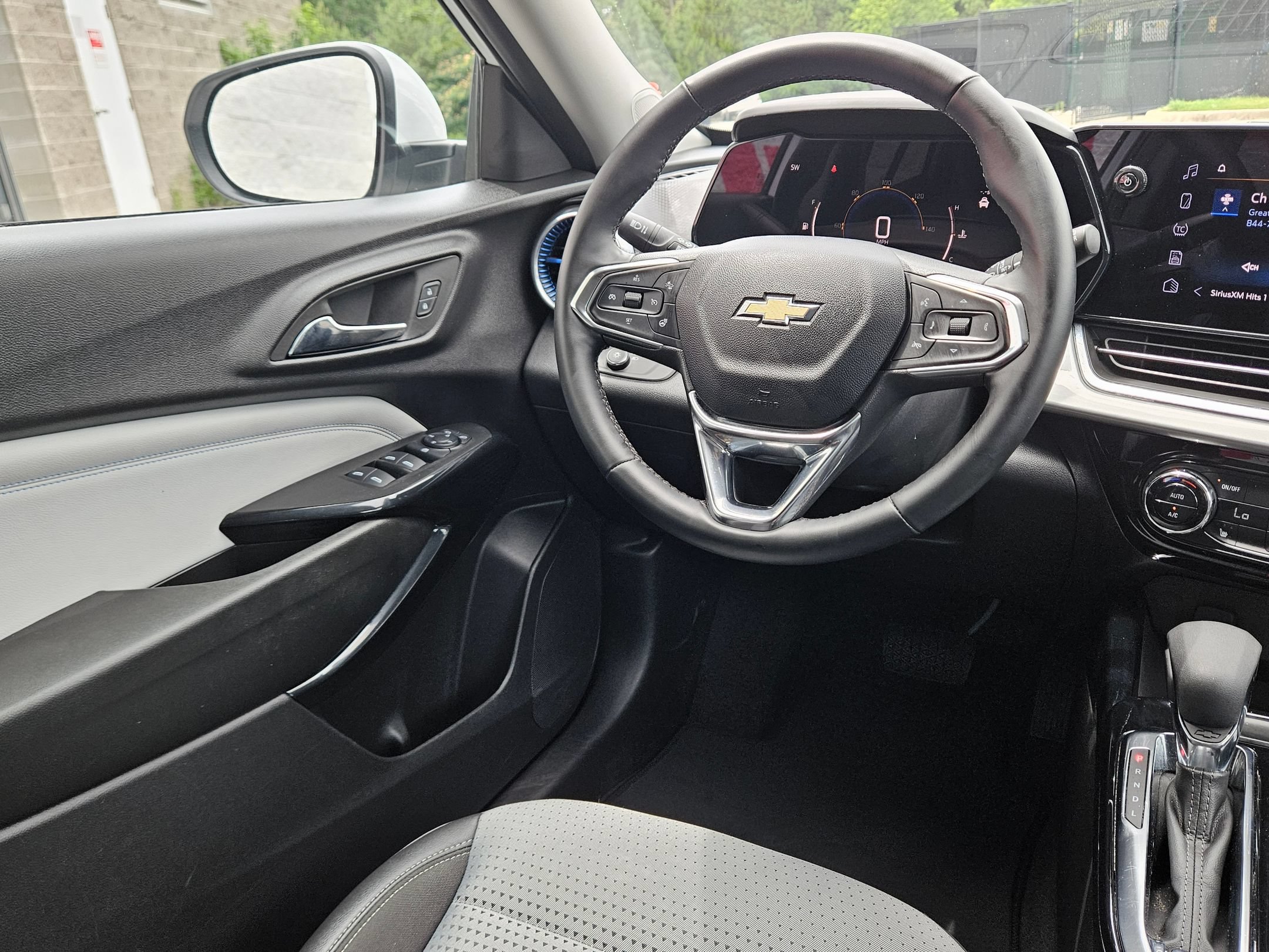 Used 2025 Chevrolet Trax LT w/ LT Convenience Package FWD image 9