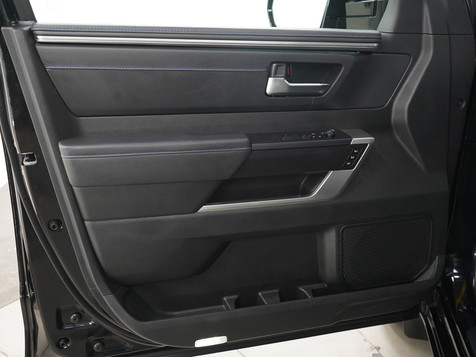 Used 2025 Toyota Sequoia Platinum AWD/4WD image 27