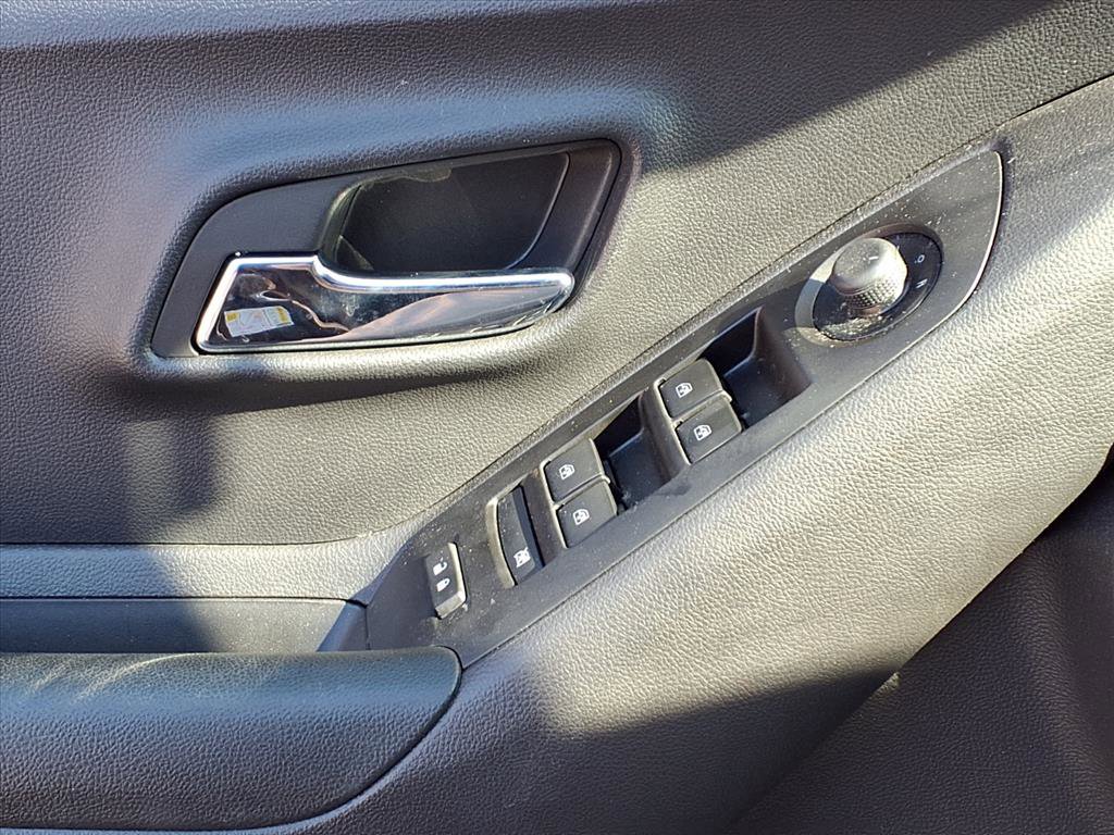 Used 2022 Chevrolet Trax LT w/ LT Convenience Package image 23