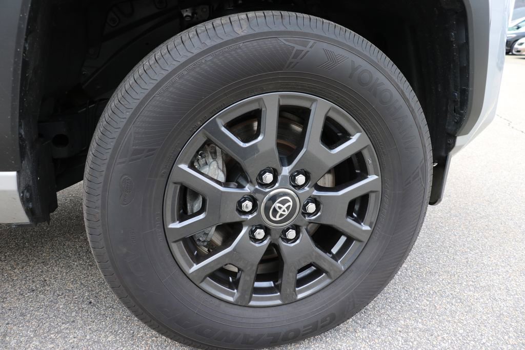 Used 2025 Toyota 4Runner SR5 AWD/4WD image 34