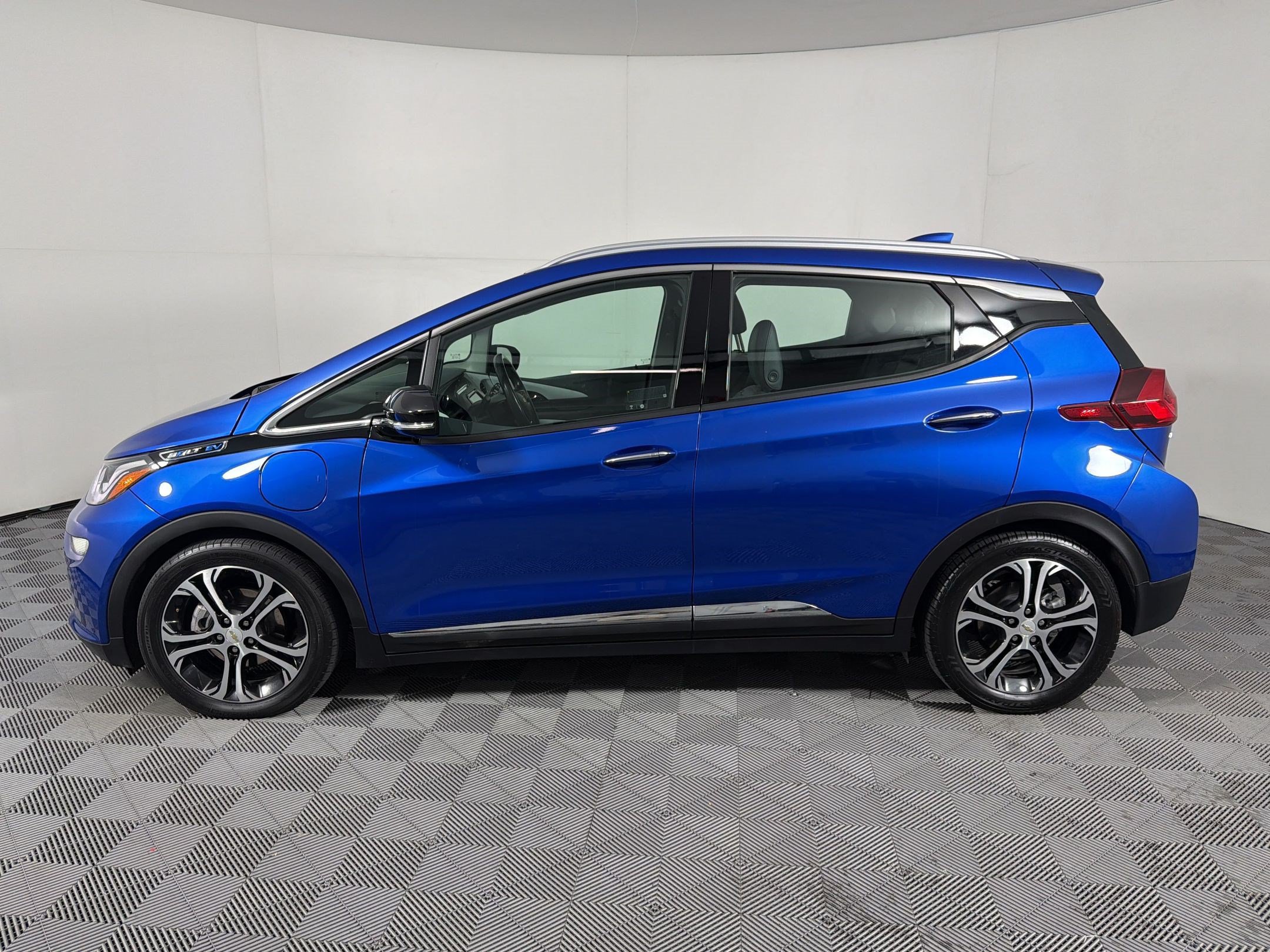 Used 2020 Chevrolet Bolt Premier w/ Infotainment Package FWD image 2