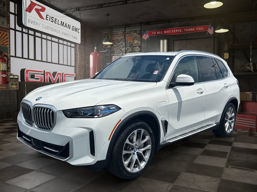 Used 2025 BMW X5 xDrive50e AWD/4WD image 3