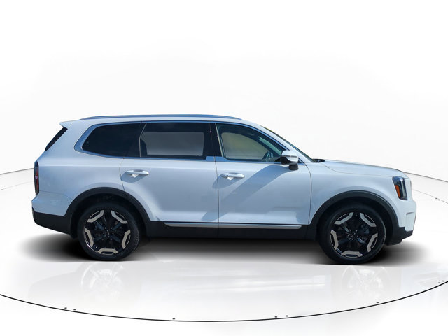Used 2023 Kia Telluride EX w/ EX Captain's Chair Package image 3