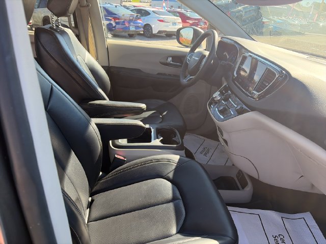 Used 2023 Chrysler Pacifica Touring-L FWD image 29