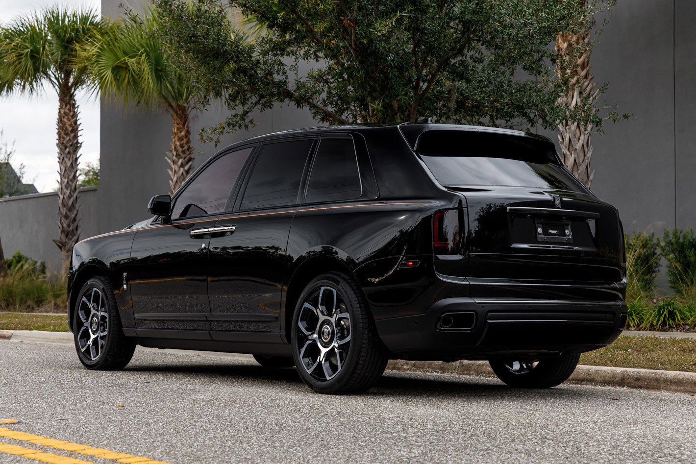 Used 2022 Rolls-Royce Cullinan Black Badge w/ Dark Exterior Package image 19