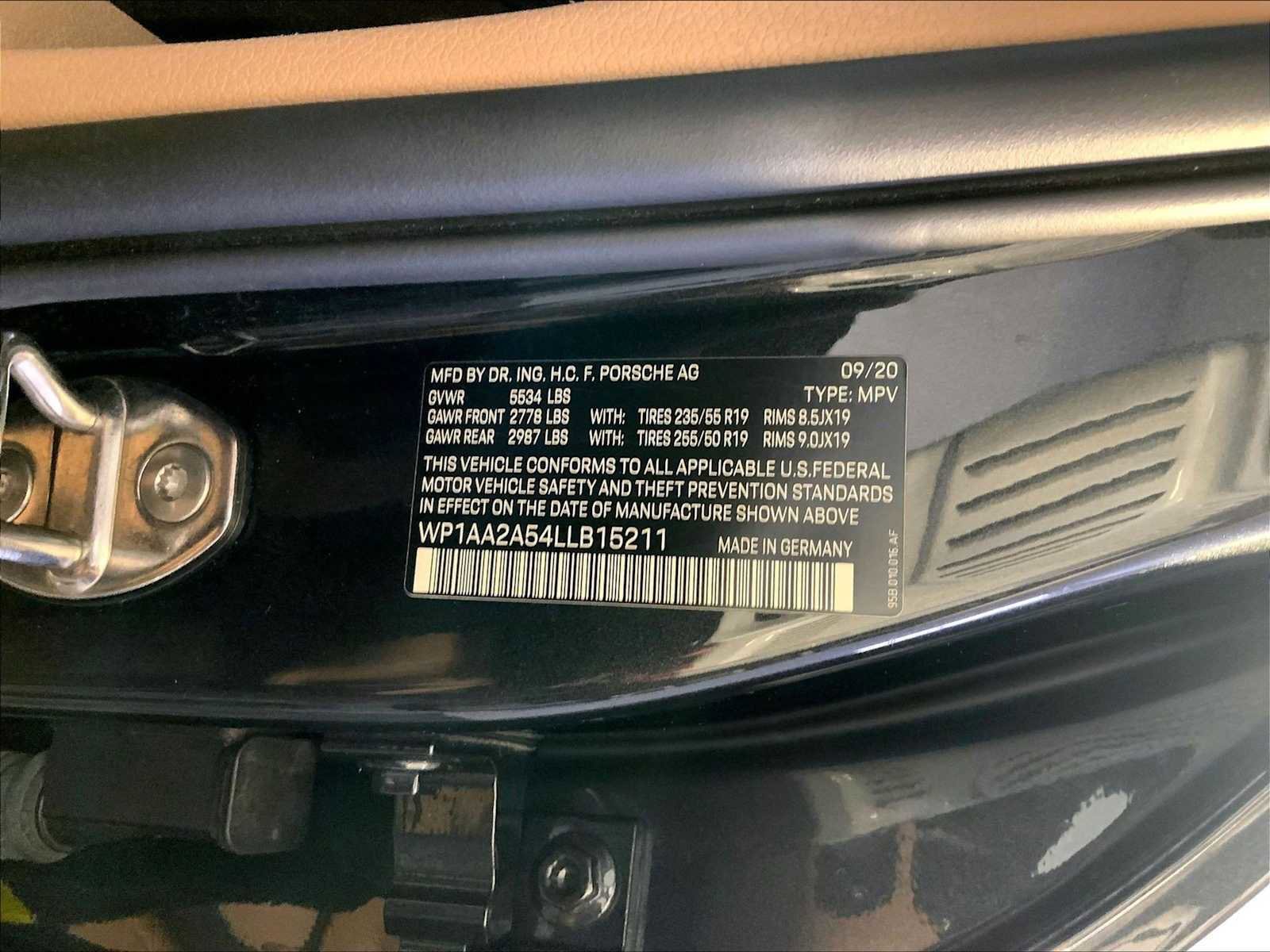 Certified 2020 Porsche Macan AWD/4WD image 36