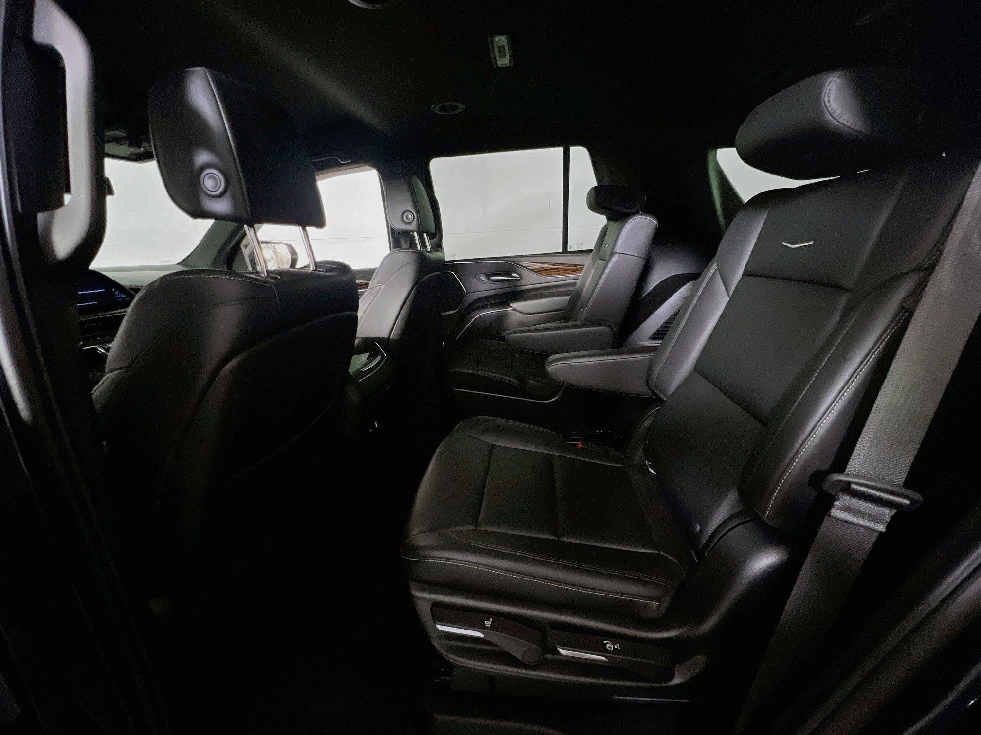 Used 2022 Cadillac Escalade Luxury w/ LPO, Illumination Package AWD/4WD image 25