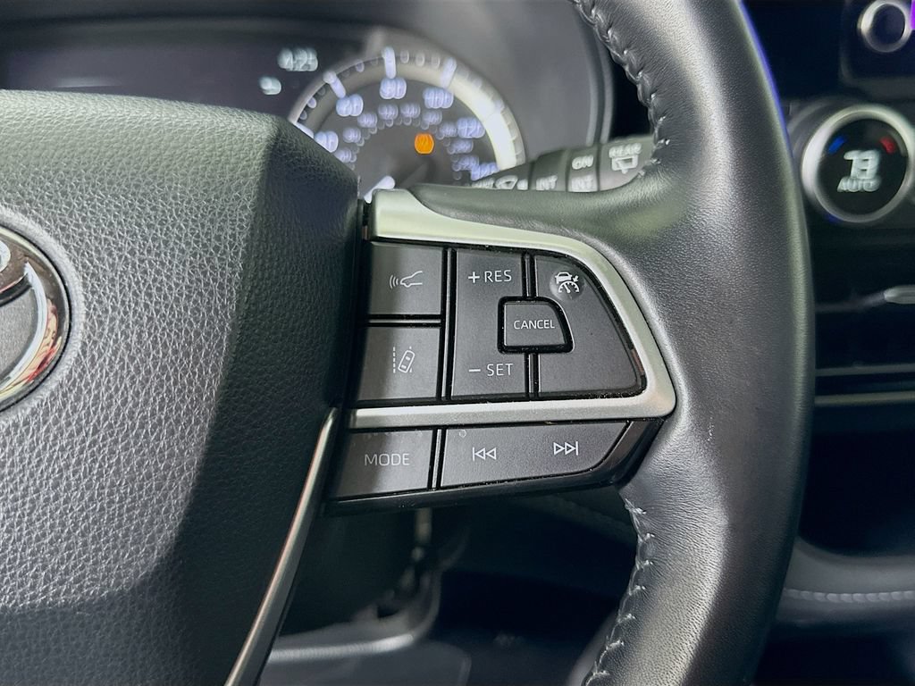 Used 2024 Toyota Highlander LE AWD/4WD image 24
