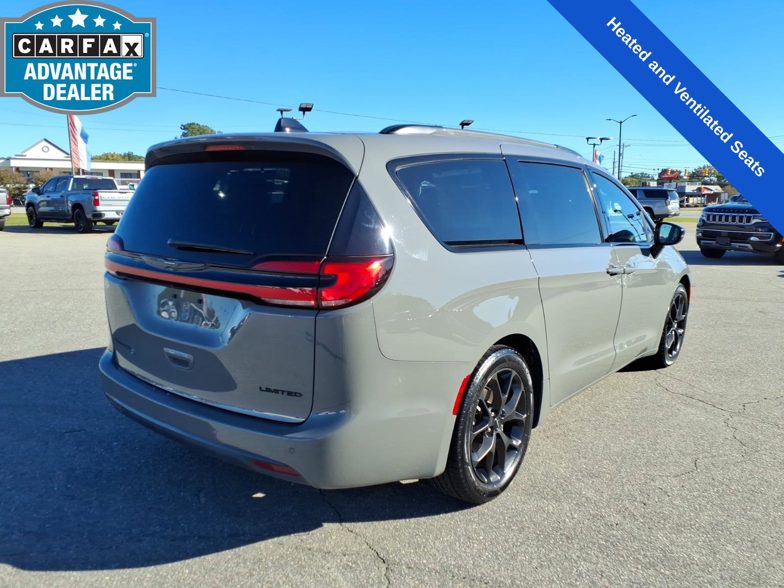 Used 2025 Chrysler Pacifica Limited FWD image 5