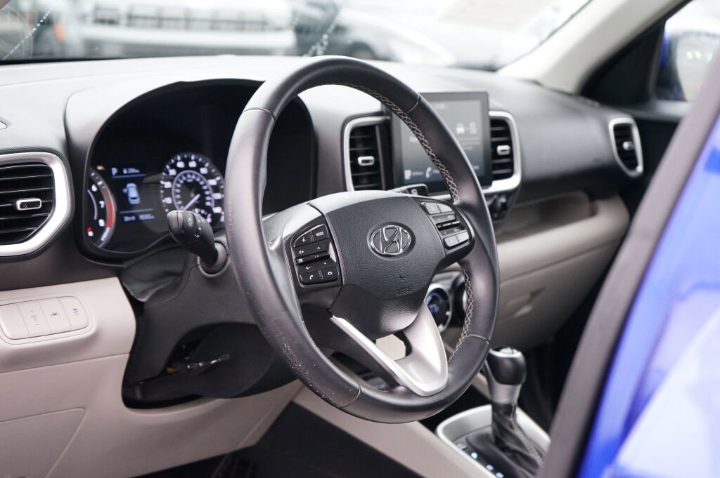 Used 2022 Hyundai Venue SEL w/ Cargo Package image 13