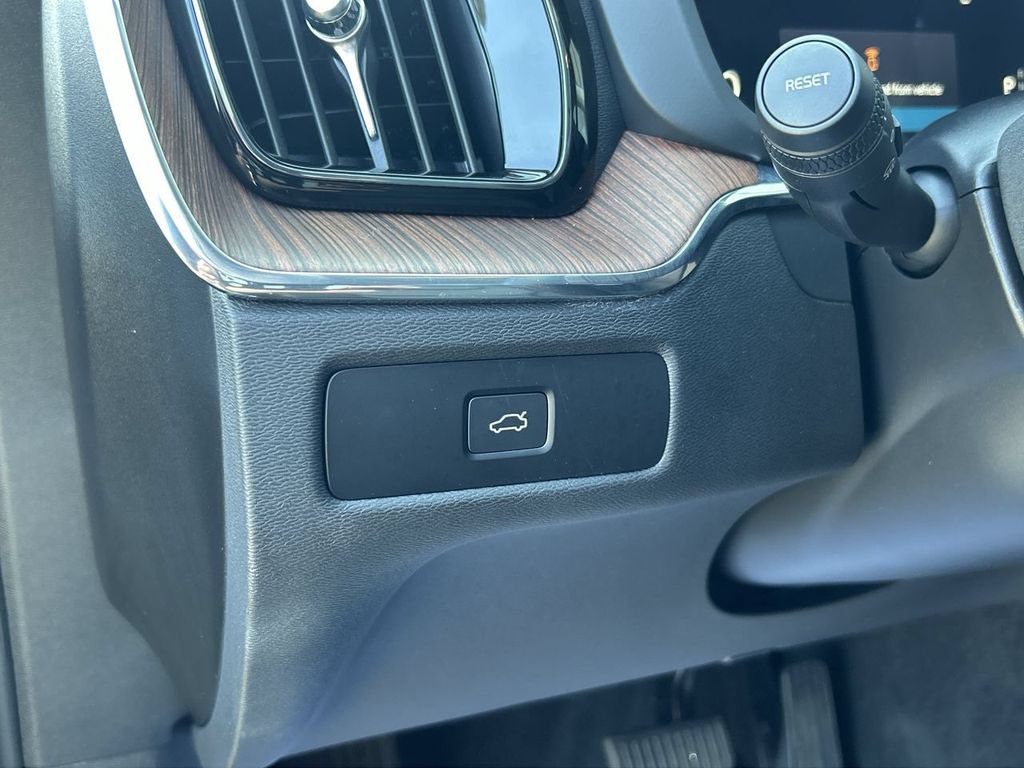Certified 2024 Volvo XC60 B5 Plus w/ Climate Package AWD/4WD image 17