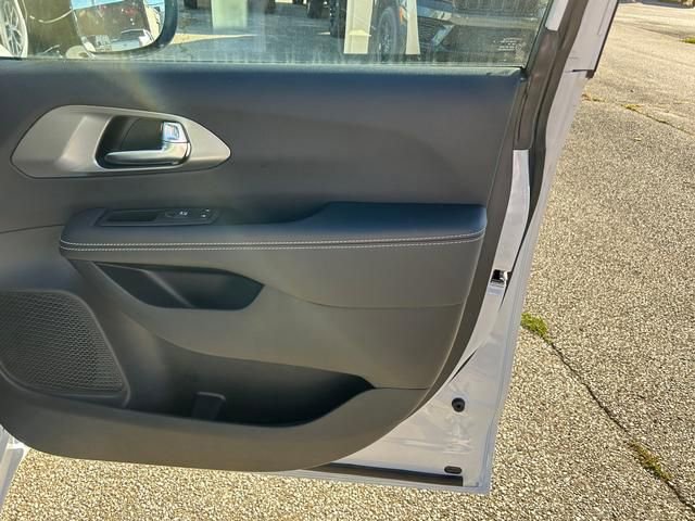 New 2026 Chrysler Pacifica Select image 30