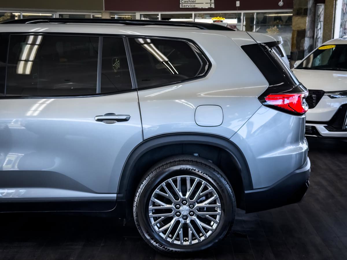 Used 2025 GMC Acadia Elevation w/ Black Edition image 11